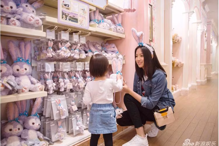 Trương Tử Lâm khoe con gái cưng. Dù mới 2 tuổi nhưng con gái của Trương Tử Lâm đã sở hữu đôi chân dài giống mẹ. Ảnh: Sina