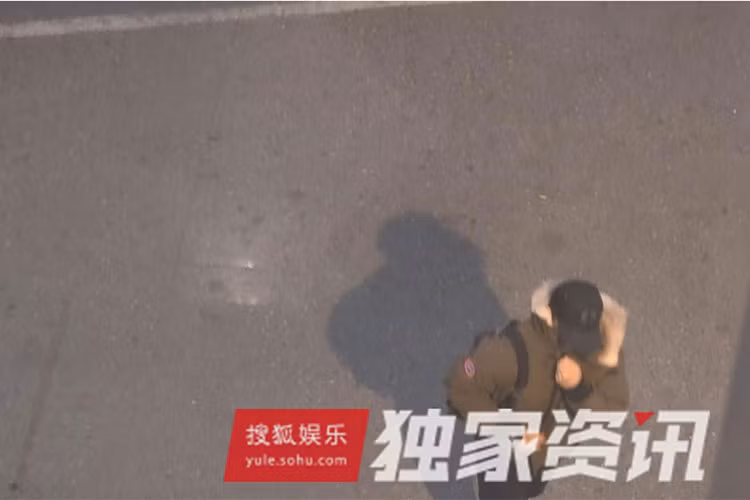 Giả Nãi Lượng bịt kín mít khi xuất hiện tại Bắc Kinh cùng với một số nhân viên. Ảnh: Sohu