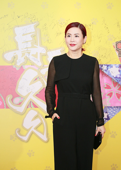 Nữ diễn viên Tuyên Huyên diện đầm đen tại lễ trao giải. Hiện, cô đang sống độc thân sau khi trải qua nhiều đổ vỡ tình cảm. Ảnh: Sina