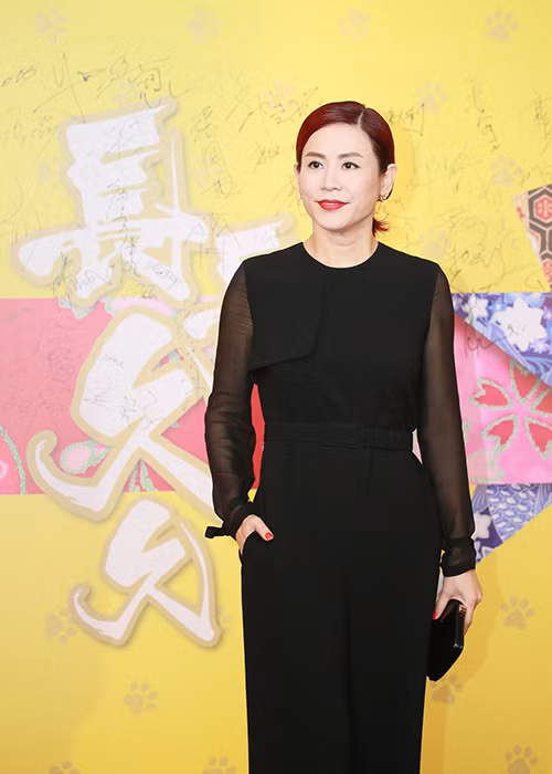 Nữ diễn viên Tuyên Huyên diện đầm đen tại lễ trao giải. Hiện, cô đang sống độc thân sau khi trải qua nhiều đổ vỡ tình cảm. Ảnh: Sina