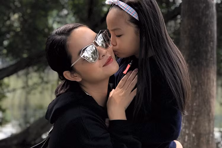 Phạm Quỳnh Anh chia sẻ về con gái đầu lòng: “Còn chưa biết lớp 1 là gì mà đã thích đi chơi hơn đi học, thích làm người mẫu, MC, diễn viên, ca sĩ, vũ công, bác sĩ, cô giáo”.