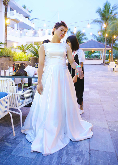 Hoài Lâm giả gái, chân bị sưng tấy vì đi giày cao gót nhiều tiếng đồng hồ.