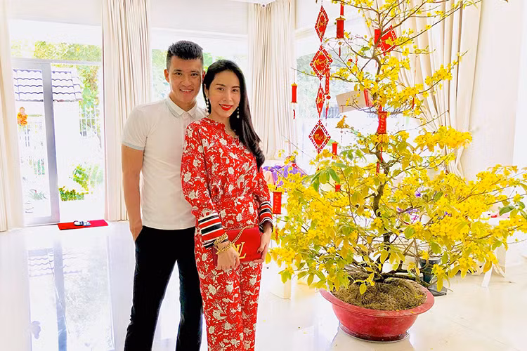 Thủy Tiên cũng là người vợ hiền dâu thảo nổi tiếng của làng giải trí Việt. Năm 2014, cô làm đám cưới với Công Vinh.