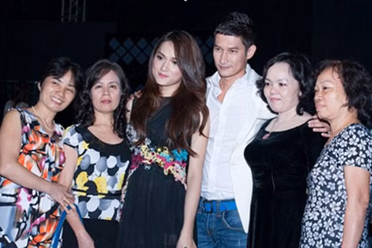 Mẹ của Hương Giang luôn yêu thương, quan tâm và ủng hộ con gái. Trong ảnh, bà đến cổ vũ Hương Giang tham gia cuộc thi Vietnam Idol 2012. Ảnh: Giadinhxaxhoi