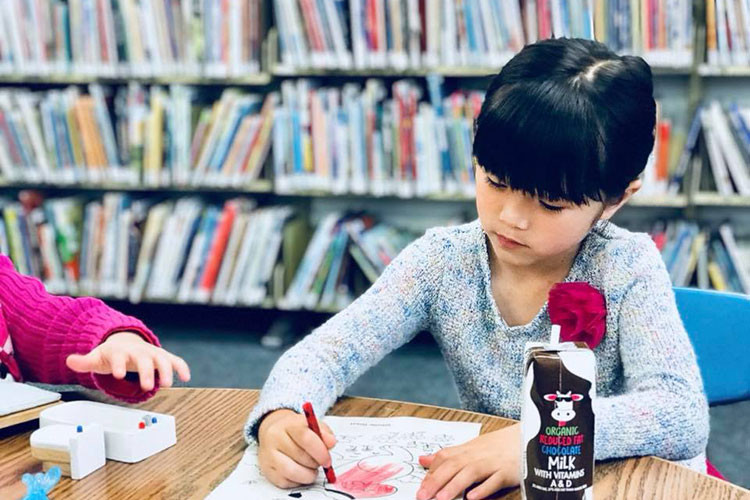 Thúy Nga chia sẻ hình ảnh con gái vui chơi tại thư viện gần nhà.