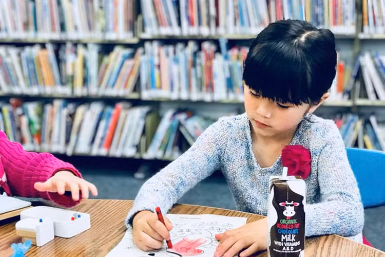 Thúy Nga chia sẻ hình ảnh con gái vui chơi tại thư viện gần nhà.