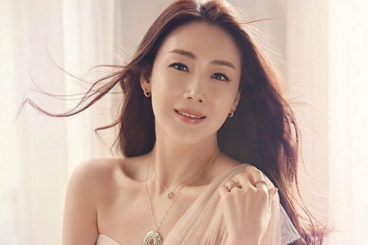 Choi Ji Woo giữ kín thông tin và hình ảnh về ông xã. Ảnh: Insight