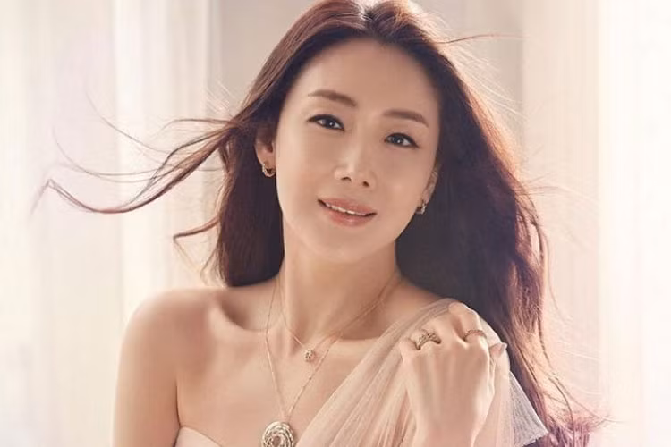 Choi Ji Woo giữ kín thông tin và hình ảnh về ông xã. Ảnh: Insight