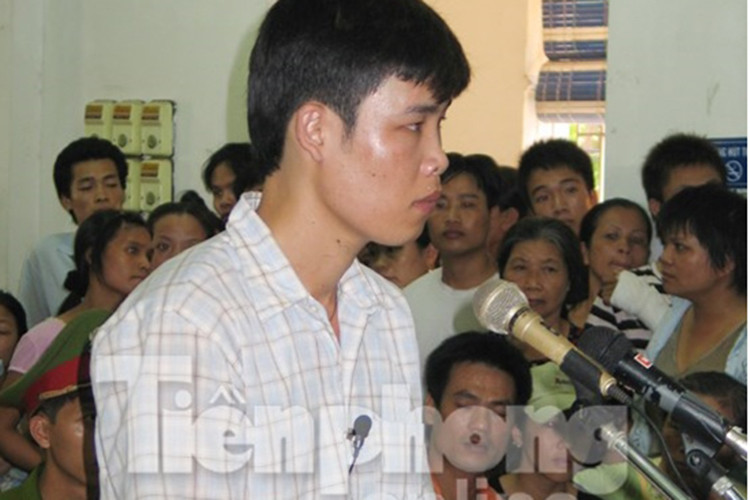 Năm 2007, Hiệp Gà bị bắt do tàng trữ ma túy và sử dụng ma túy trái phép. Sau khi chịu án tù 2 năm, anh chật vật lấy lại thiện cảm của khán giả. Ảnh: Tiền Phong