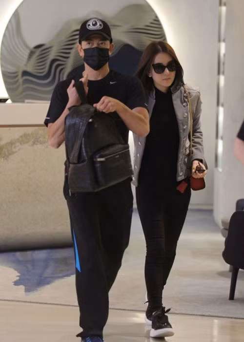 Thiên vương Hong Kong thường xuyên đưa vợ kém tuổi đi làm đẹp hay mua sắm. Ảnh: QQ