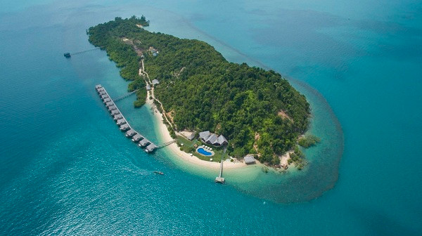 Những người thích trải nghiệm sang trọng hơn sẽ thích biệt thự Telunas Private Island, có phòng khách rộng rãi, phòng ngủ trên mái nhà dành cho những người có trẻ em hoặc nhóm bạn đông. Giường nệm rất thoải mái ngay trên ban công của bạn, tất cả đều hướng ra phía đông, một điều kiện hoàn hảo để ngắm mặt trời mọc.