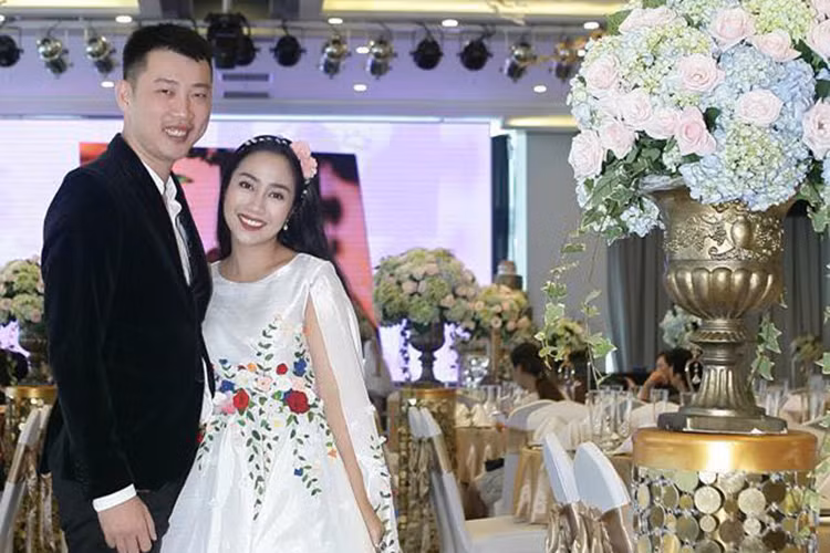 Ốc Thanh Vân lên xe hoa vào năm 2008. Nửa kia của nữ diễn viên phim “Cô gái xấu xí” là Nguyễn Minh Trí. Ảnh: FBNV