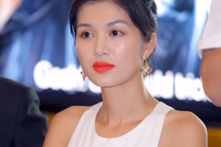 Giống Ngọc Trinh, Oanh Yến từng yêu người đàn ông đã có gia đình. Dù biết sẽ bị dư luận ném đá nhưng Oanh Yến không hề giấu giếm. Ảnh: petrotimes