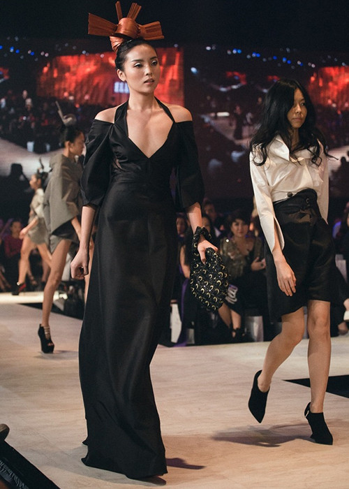 Trước khi vướng nghi vấn nâng ngực, người đẹp gốc Nam Định sở hữu vòng một xẹp lép. Ảnh: Người đưa tin