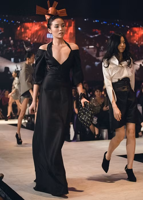 Trước khi vướng nghi vấn nâng ngực, người đẹp gốc Nam Định sở hữu vòng một xẹp lép. Ảnh: Người đưa tin