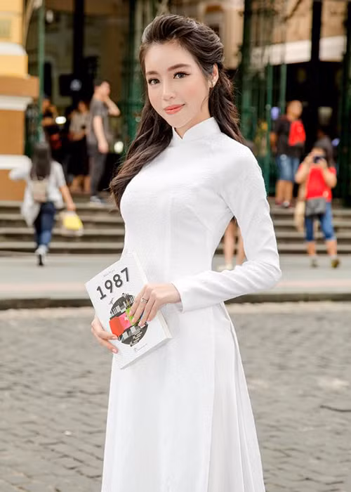 Trải qua 2 lần sinh nở, Elly Trần vẫn giữ được vóc dáng thon gọn với vòng eo con kiến.