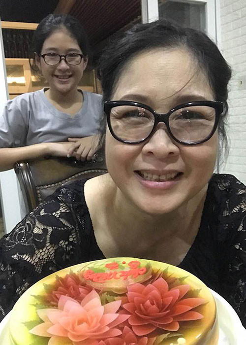 Hồng Vân khoe quà ngày 8/3: “Đi quay phim về là nhận được quà 8/3 của anh rể. Năm nào cũng có quà 8/3 của anh cả, mẹ con nhà Bí Ngô xin cảm ơn anh rất nhiều”.