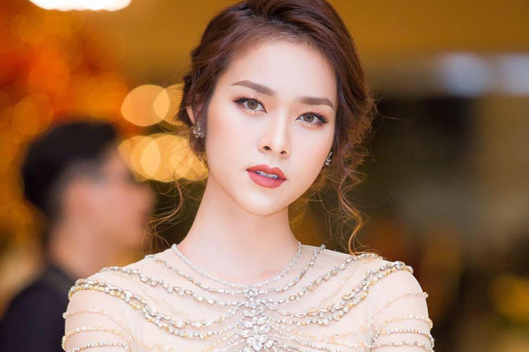 Nữ diễn viên rỏ ra bức xúc khi người đàn ông này đưa ra giá 5000 USD để cô ở bên.