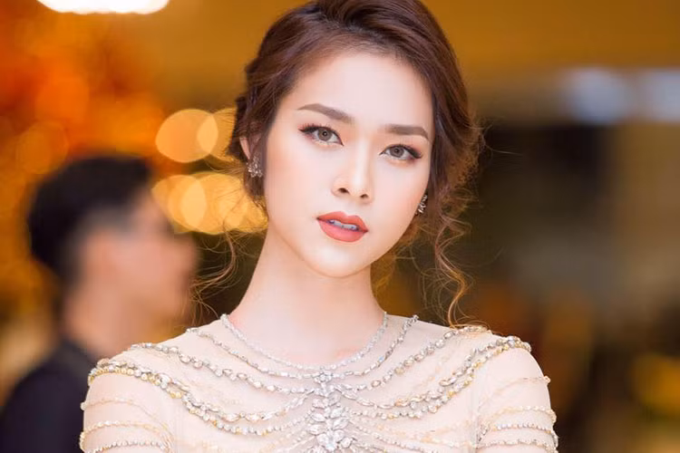 Nữ diễn viên rỏ ra bức xúc khi người đàn ông này đưa ra giá 5000 USD để cô ở bên.