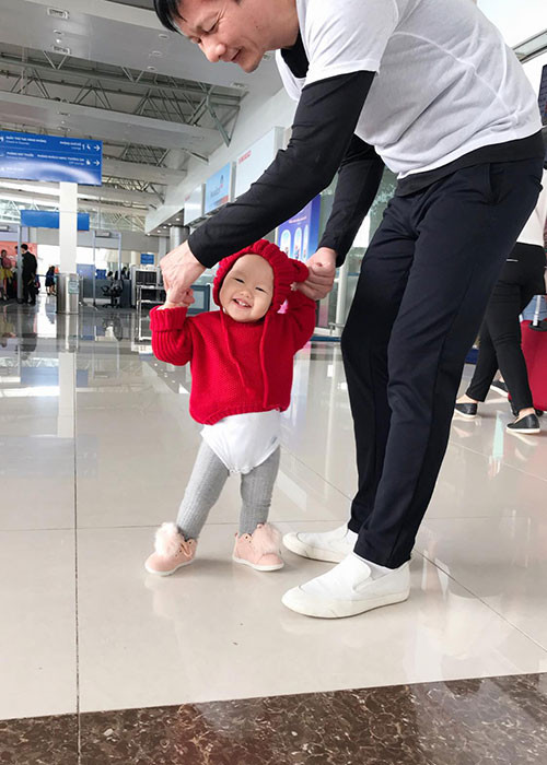 Con gái của Phan Như Thảo và đại gia Đức An trông bụ bẫm, đáng yêu và rất hay cười.