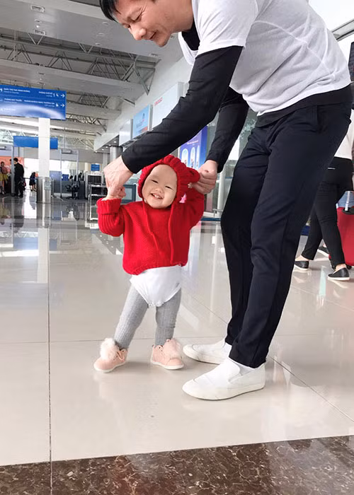 Con gái của Phan Như Thảo và đại gia Đức An trông bụ bẫm, đáng yêu và rất hay cười.