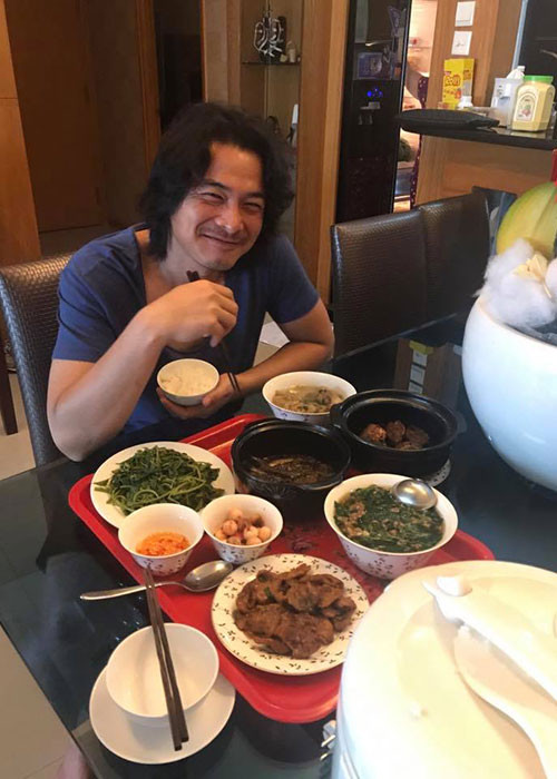 Hot Face sao Việt 24h: Quách Ngọc Ngoan vui vẻ ăn bữa cơm nhà do bạn gái nấu.