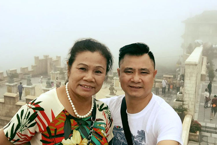 ... Gần 50 năm mẹ sống cùng bố, cuộc sống bộn bề vất vả và nặng gánh gia đình. Cả cuộc đời cống hiến cho sự nghiệp ca hát, mẹ tôi vẫn là một con số không tròn trĩnh. Nhưng mẹ đừng lo mẹ có 3 đứa con trưởng thành và một gia đình hạnh phúc. Dẫu biết rằng cuộc đời còn nhiều khó khăn, chỉ mong mẹ thật khoẻ thật vui là chúng con hạnh phúc lắm rồi xin cảm ơn mọi người đã chúc mừng".