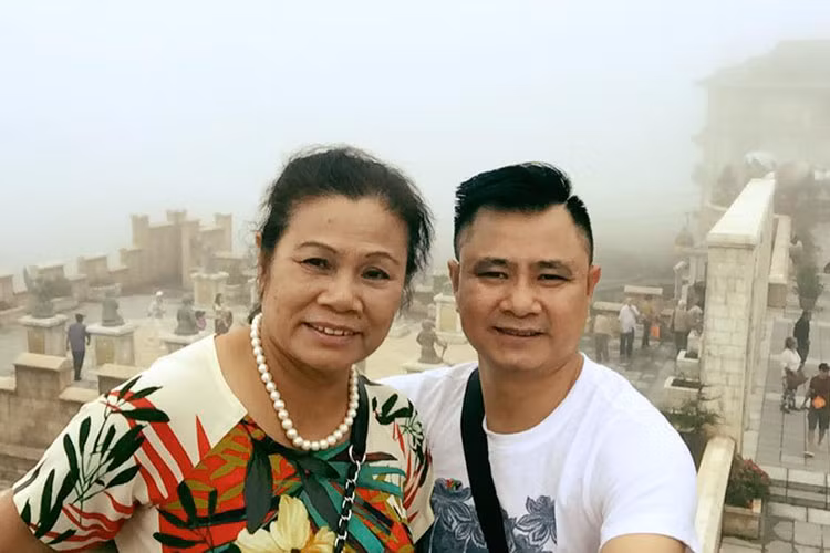 ... Gần 50 năm mẹ sống cùng bố, cuộc sống bộn bề vất vả và nặng gánh gia đình. Cả cuộc đời cống hiến cho sự nghiệp ca hát, mẹ tôi vẫn là một con số không tròn trĩnh. Nhưng mẹ đừng lo mẹ có 3 đứa con trưởng thành và một gia đình hạnh phúc. Dẫu biết rằng cuộc đời còn nhiều khó khăn, chỉ mong mẹ thật khoẻ thật vui là chúng con hạnh phúc lắm rồi xin cảm ơn mọi người đã chúc mừng".