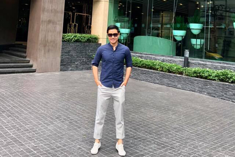 MC Nguyên Khang làm thơ: “Hôm nay Ka ra phố/ Mặc quần áo vải thô/ Ka không đi xe cộ/ Mà quyết định đi bộ/ Cũng không mang theo bồ/ Gặp các chị, các cô/ Với vẻ mặt ngây ngô/ Ai ai cũng trầm trồ/ Làm bạn Ka xấu hổ/ Bạn Ka thật là ngố”.