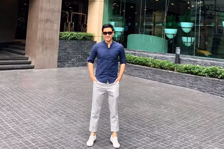 MC Nguyên Khang làm thơ: “Hôm nay Ka ra phố/ Mặc quần áo vải thô/ Ka không đi xe cộ/ Mà quyết định đi bộ/ Cũng không mang theo bồ/ Gặp các chị, các cô/ Với vẻ mặt ngây ngô/ Ai ai cũng trầm trồ/ Làm bạn Ka xấu hổ/ Bạn Ka thật là ngố”.