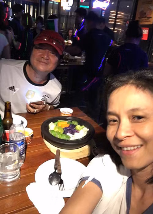 Ngọc Hiệp kém chồng 12 tuổi và từng là học trò của chồng khi còn học tại trường Sân khấu - Điện ảnh. Cả hai hiện có một cô con gái. Ảnh: FBNV