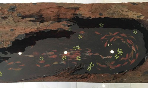 Bức tranh cá được vẽ trên nền gỗ sơn huyết, sâu lòng 30cm.