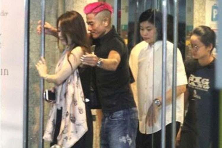 Quách Phú Thành cưng chiều Phương Viện hết mực. Trong ảnh, nam diễn viên chăm sóc bà xã từng li từng tý một. Ảnh: Weibo