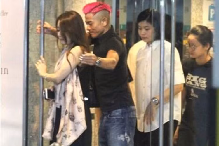 Quách Phú Thành cưng chiều Phương Viện hết mực. Trong ảnh, nam diễn viên chăm sóc bà xã từng li từng tý một. Ảnh: Weibo