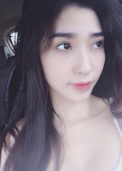 Khổng Tú Quỳnh sở hữu đôi mắt to, chiếc mũi cao. Khi để mặt mộc, cô càng ghi điểm với người hâm mộ.