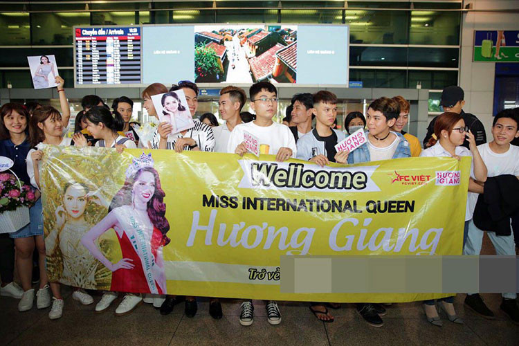 Trong ngày trở về, ngay từ rất sớm nhiều fan đã xếp hàng trật tự để đón Hoa hậu Chuyển giới Hương Giang trở về. Ai cũng hân hoan chờ đợi người đẹp đã mang vinh quang về cho đất nước xuất hiện.