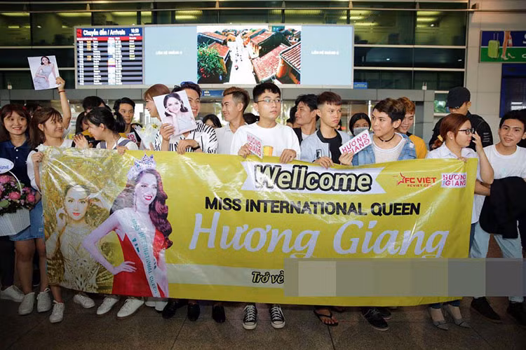Trong ngày trở về, ngay từ rất sớm nhiều fan đã xếp hàng trật tự để đón Hoa hậu Chuyển giới Hương Giang trở về. Ai cũng hân hoan chờ đợi người đẹp đã mang vinh quang về cho đất nước xuất hiện.