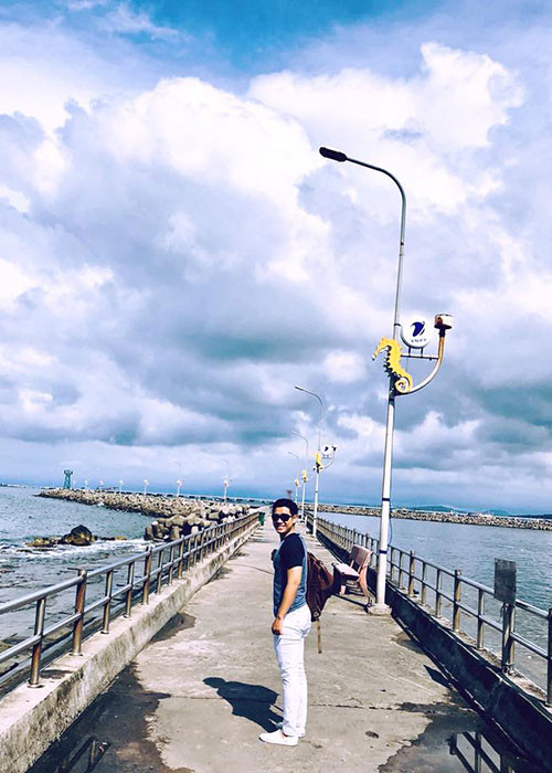 MC Nguyên Khang làm thơ: "Đường dài hun hút nhớ em rồi/ Cỏ vàng lá úa, cánh hoa rơi/ Trời sao giăng mãi vầng mây xám/ Thương nhớ muôn đời vẫn xa xôi".