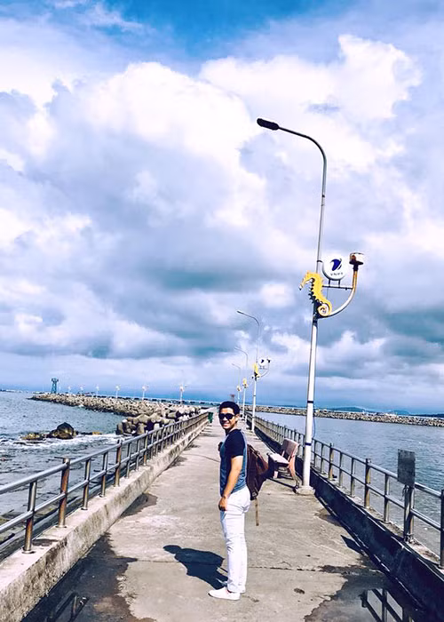 MC Nguyên Khang làm thơ: "Đường dài hun hút nhớ em rồi/ Cỏ vàng lá úa, cánh hoa rơi/ Trời sao giăng mãi vầng mây xám/ Thương nhớ muôn đời vẫn xa xôi".