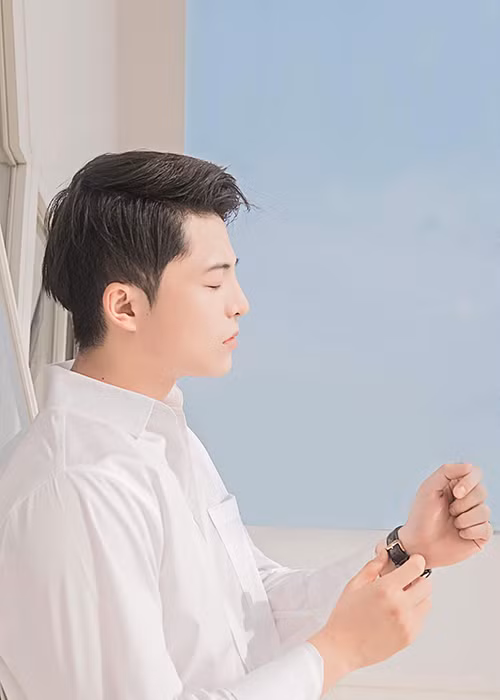 Gương mặt của Harry Lu có thay đổi chút so với trước nhưng anh vẫn giữ được vẻ nam thần. Ảnh: Fanpage