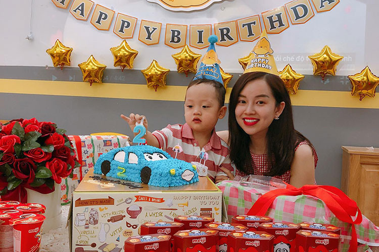 Bé Khoai Tây được mẹ tổ chức sinh nhật lần thứ 2 tại lớp học.