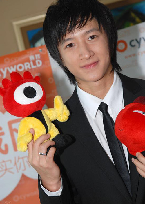 Hàn Canh từng là thành viên của nhóm nhạc Super Junior.