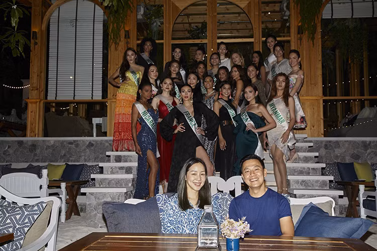 Hình ảnh Hương Giang bên dàn thí sinh trong buổi tiệc tối.