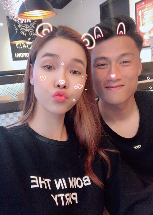 Kỳ Hân được ông xã đưa đi ăn sau khi thi đỗ bằng lái xe ô tô.