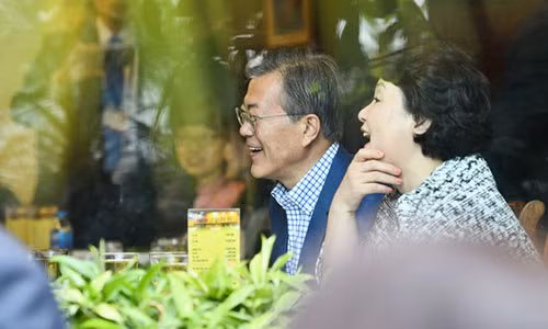 Tổng thống Hàn Quốc và phu nhân tươi cười trò chuyện trước khi dùng bữa sáng - Ảnh: NGUYỄN KHÁNH