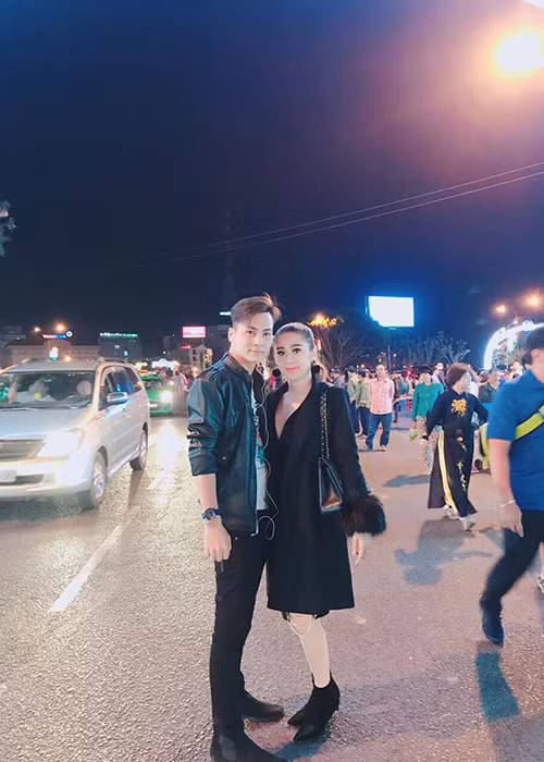 Lâm Khánh Chi đẹp đôi bên chồng dù hơn chồng đến 8 tuổi.