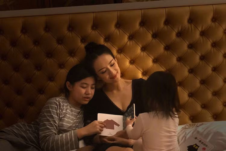 Rời xa ánh đèn sân khấu, Chương Tử Di là bà mẹ bỉm sữa giản dị. Ảnh: Weibo