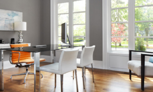 Có thể bạn đang nghĩ, nếu muốn làm mới cho một căn phòng, nhất định phải chọn những gam màu tươi tắn và có phần "chói chang". Tuy nhiên, các nhà thiết kế nội thất lại khuyên rằng, trước khi làm mới căn nhà bằng cách sơn tường, hãy xác định phong cách thẩm mỹ muốn hướng tới và màu sắc của nội thất. Ví dụ một không gian sống được sơn tường màu ghi, gam màu cảm giác như có sự trầm lặng và buồn bã. Tuy nhiên, căn nhà đẹp hiện đại và tinh tế nhờ sử dụng gam nền màu ghi giúp cho những chi tiết nhỏ nhất của nội thất và vật dụng trang trí trở nên nổi bật.