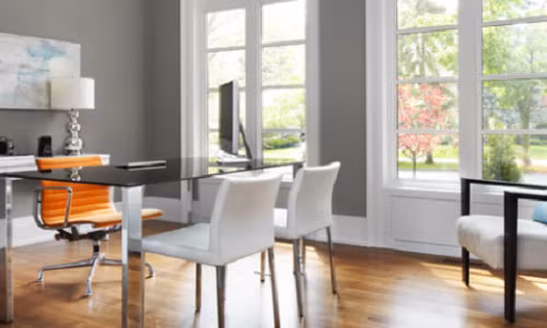 Có thể bạn đang nghĩ, nếu muốn làm mới cho một căn phòng, nhất định phải chọn những gam màu tươi tắn và có phần "chói chang". Tuy nhiên, các nhà thiết kế nội thất lại khuyên rằng, trước khi làm mới căn nhà bằng cách sơn tường, hãy xác định phong cách thẩm mỹ muốn hướng tới và màu sắc của nội thất. Ví dụ một không gian sống được sơn tường màu ghi, gam màu cảm giác như có sự trầm lặng và buồn bã. Tuy nhiên, căn nhà đẹp hiện đại và tinh tế nhờ sử dụng gam nền màu ghi giúp cho những chi tiết nhỏ nhất của nội thất và vật dụng trang trí trở nên nổi bật.