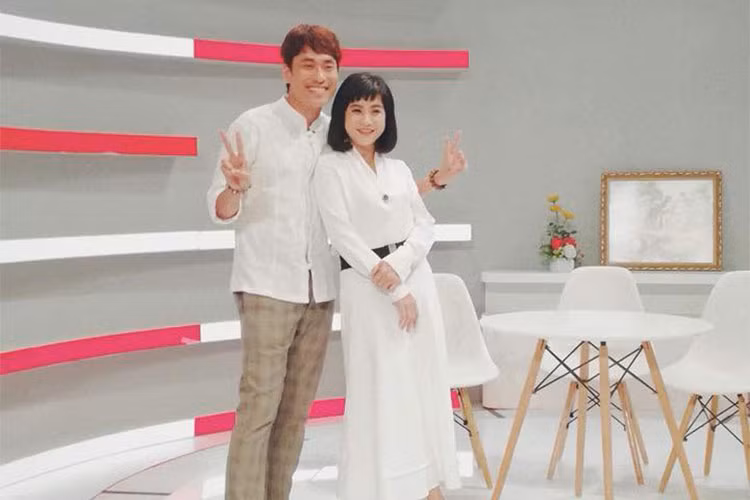 Cặp đôi sao Việt Cát Phượng - Kiều Minh Tuấn hạnh phúc bên nhau.